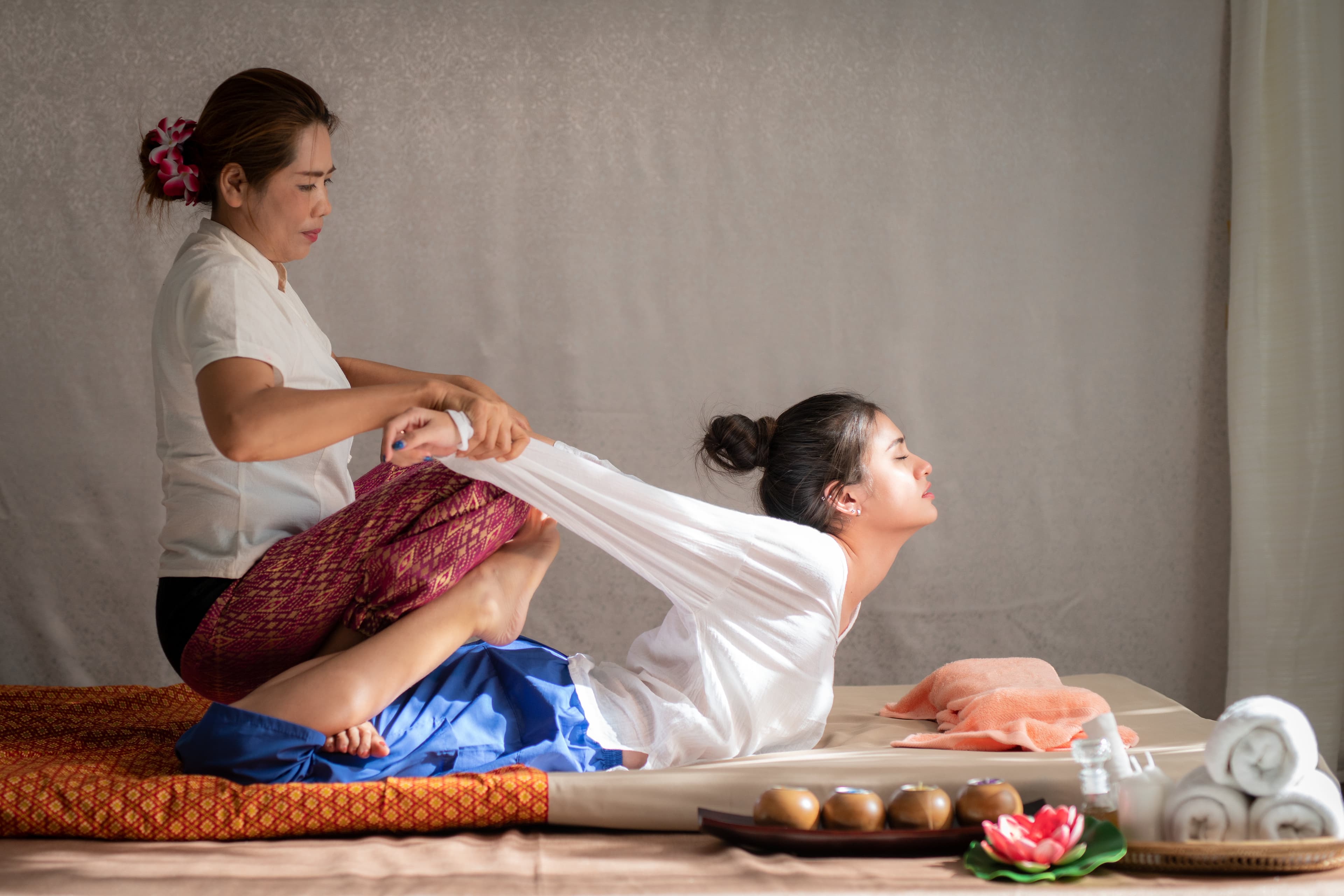 Trattamento di massaggio thailandese tradizionale in corso da Naree Thai Massage