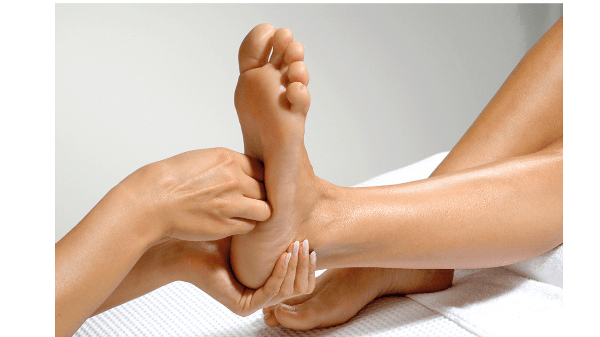 Dettaglio del foot massage con tecnica di riflessologia