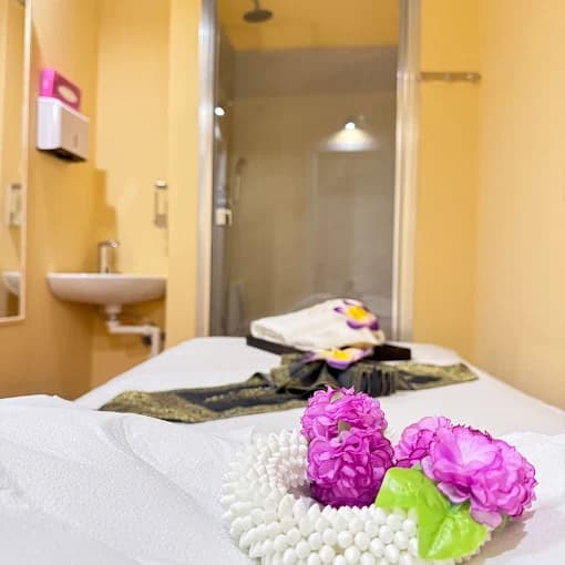 Lettino da trattamento decorato con fiori freschi