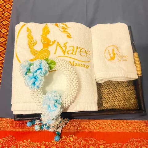 Set di asciugamani con il logo Naree Thai Massage